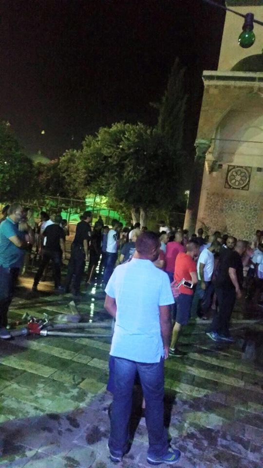   عاجل :حريق هائل داخل مسجد الجزار في عكا وأهالي عكا ينتفضون لحمايته واخماد الحريق 